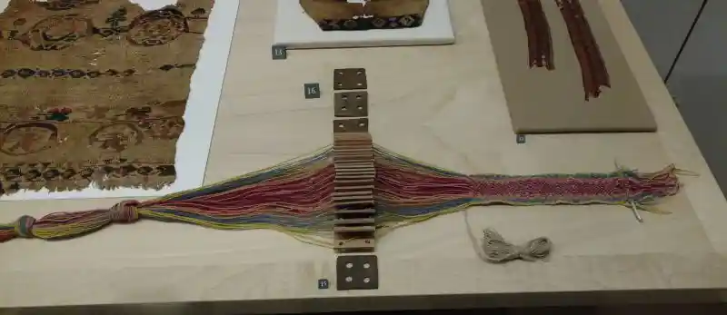 Linen and wool weaving technique